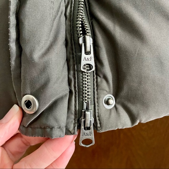 Abercrombie & Fitch Puffy Down Vest - Size Small - Picture 6 of 11